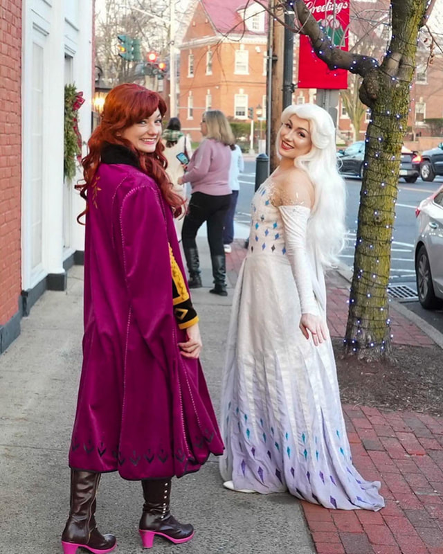 Elsa and Anna in their Frozen 2 costumes
