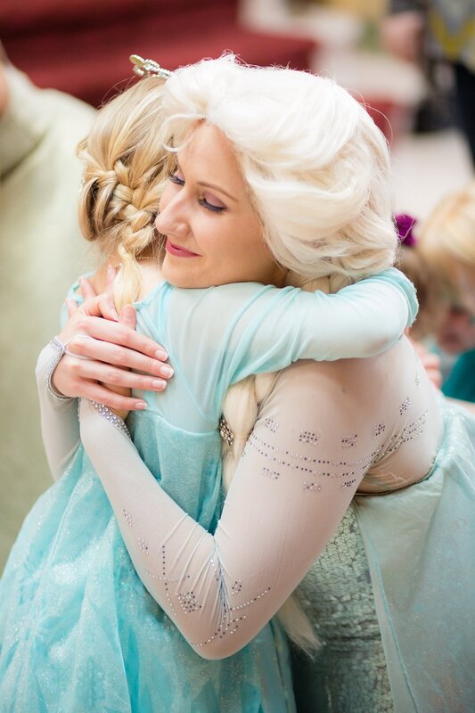 Elsa hugs a little princess